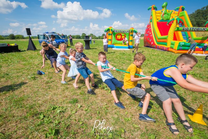 konkurencja sportowa dla dzieci_przeciąganie liny_piknik rodzinny w Bienkówce Bezpieczne wakacje na wsi_4 lipca 2021 r 2