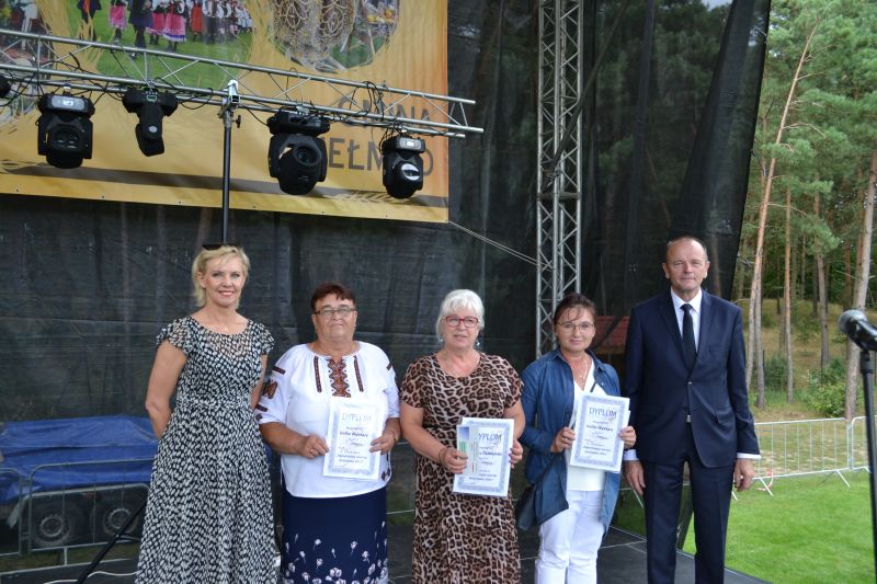 sołtysi wsi nagrodzonych w konkursie na najładniejszy wieniec dożynkowy