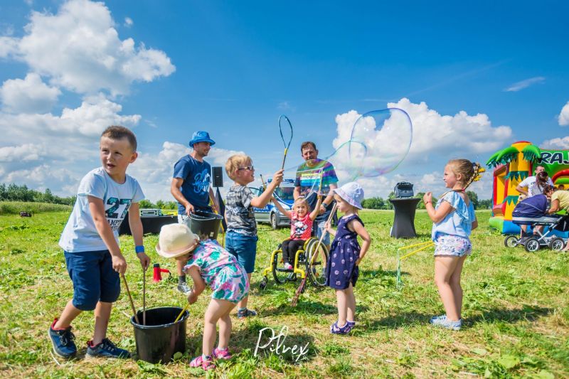 puszczanie gigantycznych baniek mydlanych przez dzieci_piknik rodzinny w Bienkówce Bezpieczne wakacje na wsi_4 lipca 2021 r