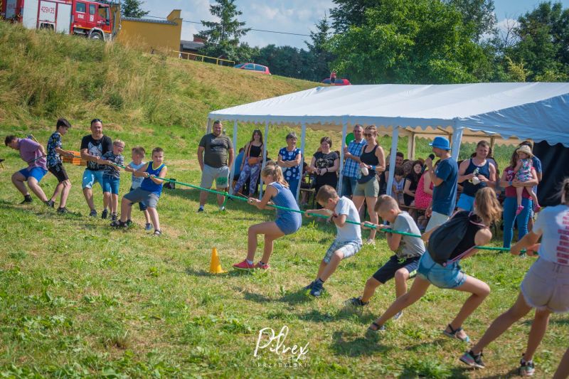 konkurencja sportowa dla dzieci_przeciąganie liny_piknik rodzinny w Bienkówce Bezpieczne wakacje na wsi_4 lipca 2021 r
